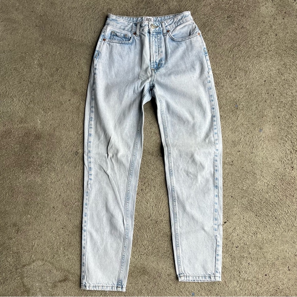 Light-wash BDG Mom High-rise jeans
